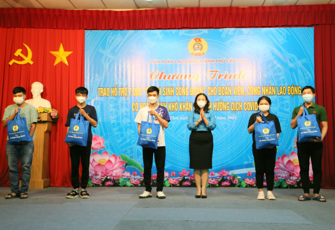 Bà Lê Thị Sương Mai - Chủ tịch Liên đoàn Lao động TP. Cần Thơ trao quà cho đại diện đoàn viên, người lao động.