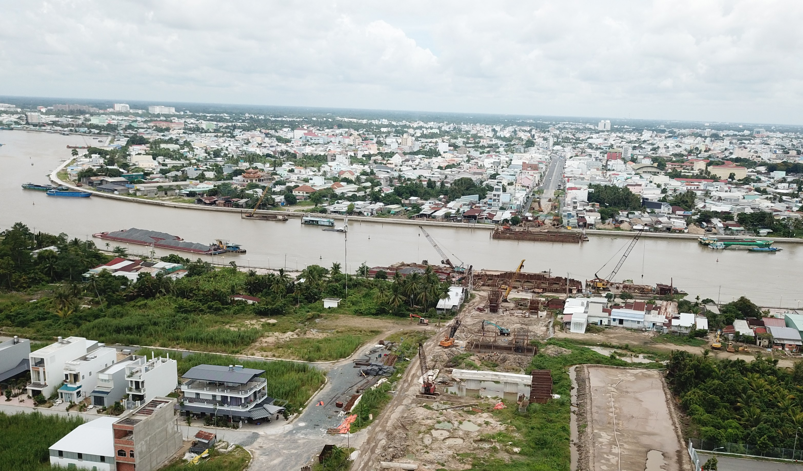 Cầu Trần Hoàng Na là công trình mang ý nghĩa mỹ quan, cũng như mang nhiều lợi ích kinh tế cho TP Cần Thơ.