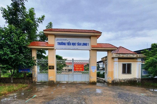 Trường Tiểu học Tân Long 1, huyện Phụng Hiệp, đang được trưng dụng làm nơi cách ly y tế tập trung phòng dịch Covid-19.