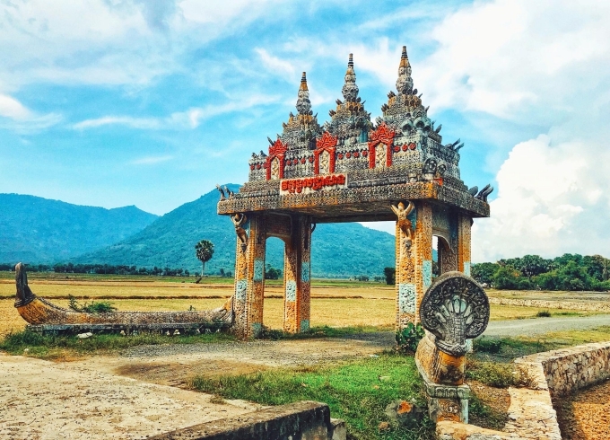 Nếu như chiếc ‘cổng trời Bali’ tại Đà Lạt được ‘sao chép’ nguyên bản từ Bali từ hình dáng cho đến hoa văn trên chiếc cổng thì ‘Cổng chùa Khmer Koh Kas’ ở An Giang lại mang đậm dấu ấn của vùng đất Nam Bộ. Ảnh thangcanh.vn