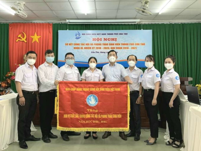 Hội Sinh viên Việt Nam TP. Cần Thơ nhận cờ của Trung ương Hội Sinh viên Việt Nam về việc đơn vị có thành tích xuất sắc trong công tác Hội và phong trào sinh viên năm học 2020 - 2021