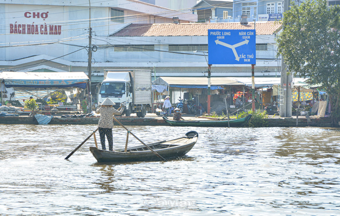 Dù không còn “thịnh hành” như trước, nhưng những chiếc đò chèo trên đoạn sông khu vực ngã ba Chùa Bà vẫn hiện hữu, ngày ngày đưa rước khách. Ảnh: LÊ TUẤN