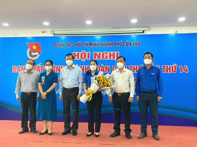 Đại diện lãnh đạo TP tặng hoa chúc mừng chị Lư Ngọc Anh nhận nhiệm vụ mới.