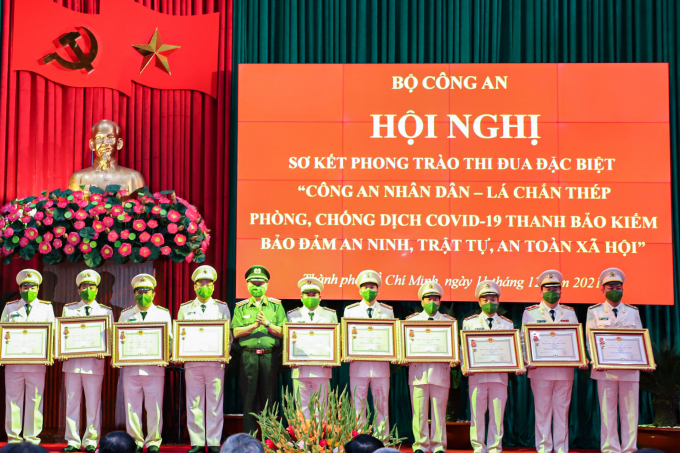 Thừa ủy quyền của Chủ tịch nước, Đại tướng Tô Lâm, Bộ trưởng Bộ Công an trao tặng Huân chương Chiến công hạng Nhì cho Công an TP. Cần Thơ.