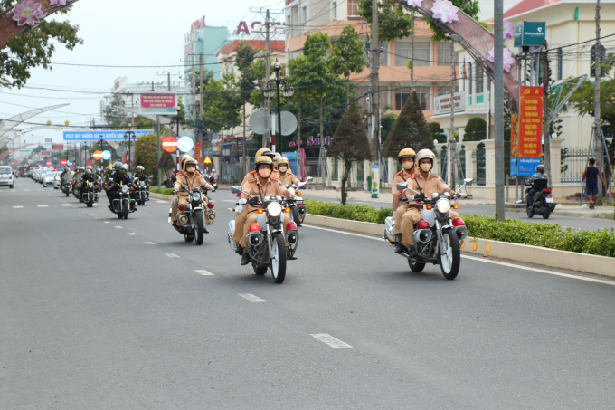 Lực lượng Công an tỉnh Sóc Trăng diễu hành ra quân tấn công, trấn áp tội phạm.