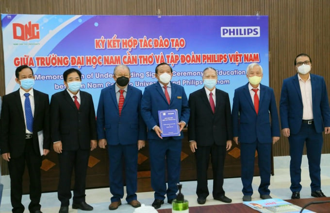 Ký kết bản ghi nhớ hợp tác đào tạo giữa Trường ĐH Nam Cần Thơ và Philips Việt Nam giai đoạn từ năm 2022- 2024.