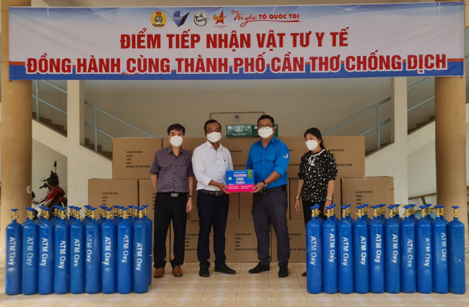 Ông Phan Thanh Thiên-Tổng GĐ TĐ Trường Sinh, PCT Hội DNT Việt Nam (áo trắng) trao tặng dược phẩm điều Covid-19 cho đại diện TP. Cần Thơ.