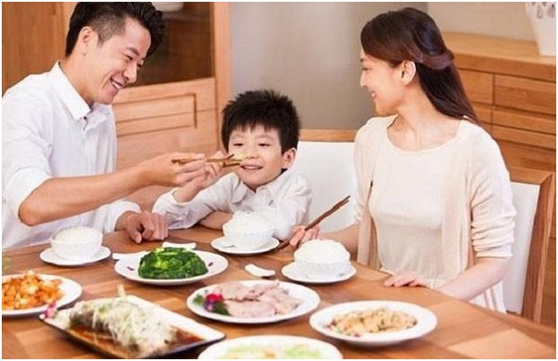 Có những điều tưởng chừng như đơn giản nhưng những bữa cơm gia đình ấm áp, rộn rã tiếng cười sau những giờ làm việc nhọc nhằn là nguồn tái tạo năng lượng tinh thần quí giá.
