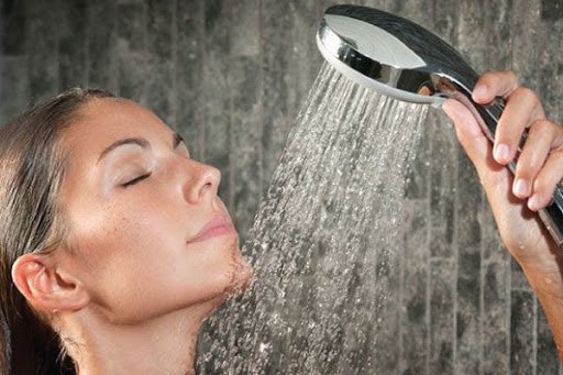 Tắm nước lạnh có thể đem lại cảm giác sảng khoái, sẵn sàng cho mọi hoạt động cơ thể hơn. Ảnh: Internet.