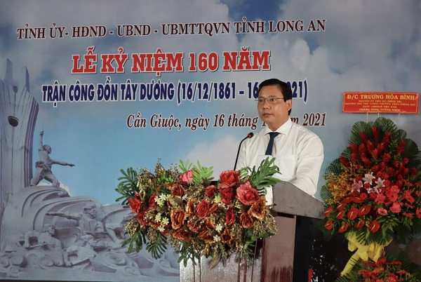 Phó chủ tịch UBND tỉnh - Phạm Tấn Hòa phát biểu ôn lại ý nghĩa lịch sử của Trận Công Đồn Tây Dương. Ảnh: longan.gov
