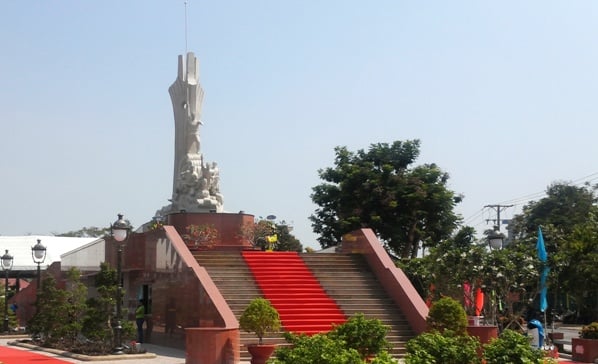 Tượng đài Nghĩa sĩ Cần Giuộc tại Long An. Ảnh: dongtam.