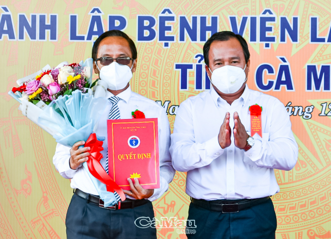 Phó chủ tịch UBND tỉnh Nguyễn Minh Luân trao Quyết định thành lập Bệnh viện Lao và Bệnh phổi cho bác sĩ Trần Hiến Khóa, Giám đốc Bệnh viện.