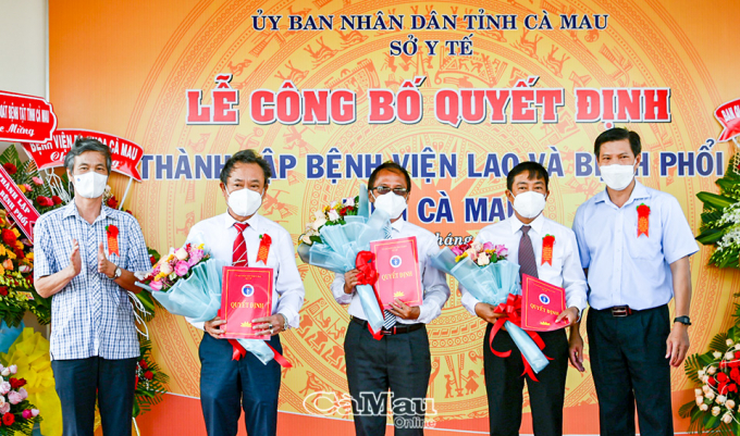 Bác sĩ Trần Quang Khóa (bìa trái), Phó giám đốc Sở Y tế, trao các quyết định nhân sự cho Ban giám đốc Bệnh viện Lao và Bệnh phổi.