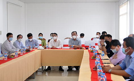 Đoàn làm việc tại khu hành chính của Công ty TNHH Việt - Úc Hậu Giang, nghe báo cáo tiến độ thực hiện dự án.