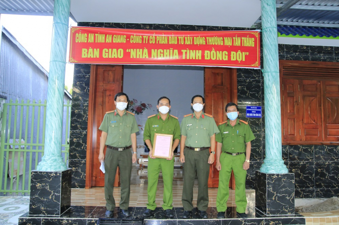 Đại tá Nguyễn Nhật Trường, Phó Giám đốc Công an tỉnh lần lượt trao nhà cho Trung tá Huỳnh Thúy Lan, Thiếu tá Chau Sóc Pha và Trung úy Chau Pau, tại các địa bàn huyện Tịnh Biên, Tri Tôn và An Phú.