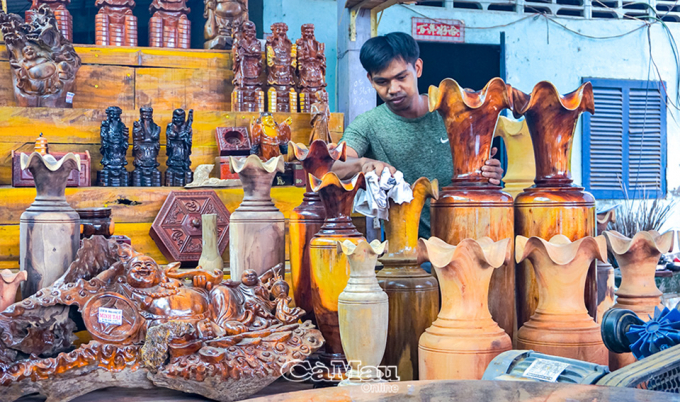 Cơ ngơi sản xuất cũng là nơi trưng bày các sản phẩm gỗ.