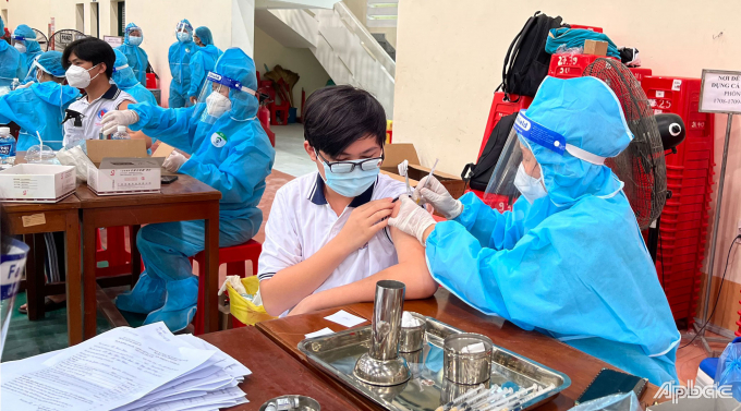 Hiện tỷ lệ bao phủ vắc xin 2 mũi đối với người từ 18 tuổi trở lên của Tiền Giang là 95,5%, tỷ lệ này ở trẻ từ 12 đến dưới 18 tuổi là hơn 75%. Ảnh: Báo Ấp Bắc.