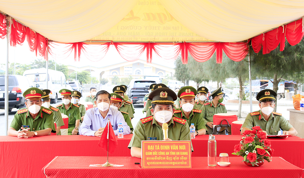 Đại tá Đinh Văn Nơi, Giám đốc Công an tỉnh An Giang phát biểu tại buổi gặp gỡ