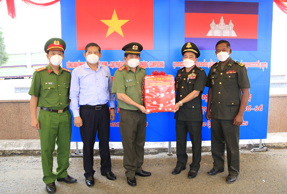 Đại tá Đinh Văn Nơi, Giám đốc Công an tỉnh An Giang trao quà cho Trung tướng Yong Mao, Phó Cục trưởng thường trực Cục Phát triển Bộ Quốc phòng Quân đội Hoàng gia Campuchia