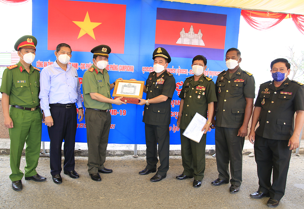 Trung tướng Yong Mao, Phó Cục trưởng thường trực Cục Phát triển Bộ Quốc phòng Quân đội Hoàng gia Campuchia trao Huân chương của Quốc vương Campuchia cho Đại tá Đinh Văn Nơi, Giám đốc Công an tỉnh An Giang