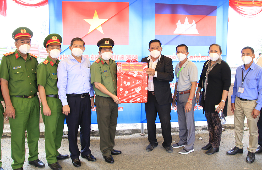 Đại tá Đinh Văn Nơi, Giám đốc Công an tỉnh An Giang trao qua cho Chủ tịch Hội Khmer - Việt tỉnh Takeo