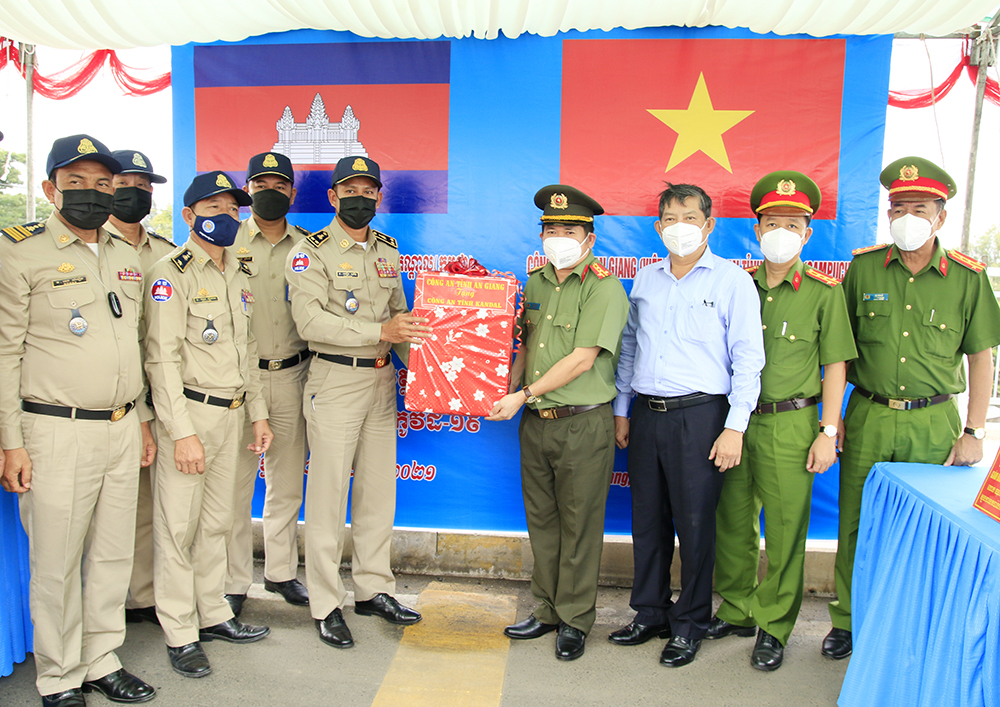 Đại tá Đinh Văn Nơi, Giám đốc Công an tỉnh An Giang trao quà cho Giám đốc Công an tỉnh Kandal