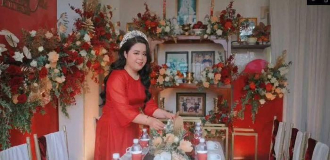 Cô dâu hạnh phúc trong ngày cưới.