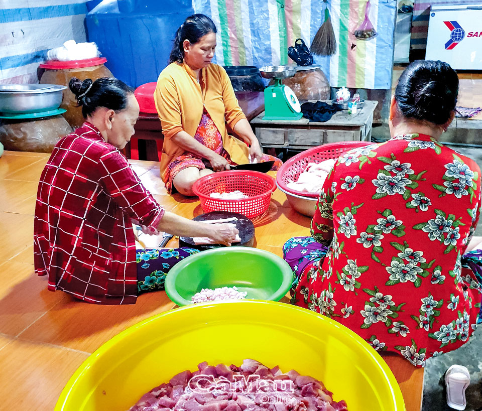 Gia đình bà Lê Hồng Cúc dậy từ 5 giờ sáng, mua thịt heo tươi tại lò mổ và chuẩn bị các công đoạn làm lạp xưởng để phơi cho kịp nắng.