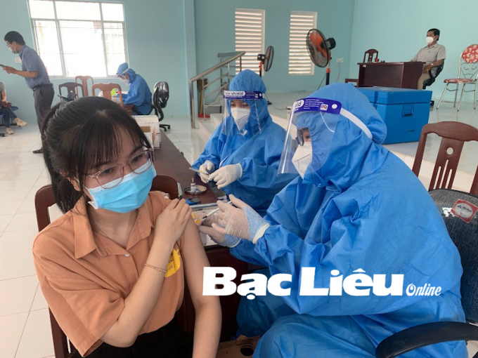 Tiêm vắc-xin ngừa COVID-19 mũi 3 cho lực lượng tuyến đầu.