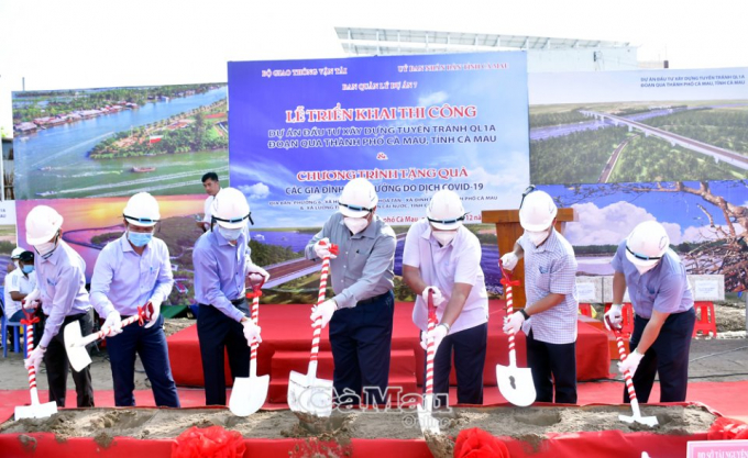 Lãnh đạo tỉnh và Chủ đầu tư, nhà thầu tiến hành nghi thức triển khai thi công dự án.
