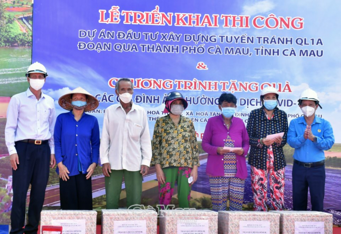 Chủ đầu tư trao quà hỗ trợ cho người dân bị ảnh hưởng do dịch Covid-19 trên địa bàn dự án đang được triển khai.