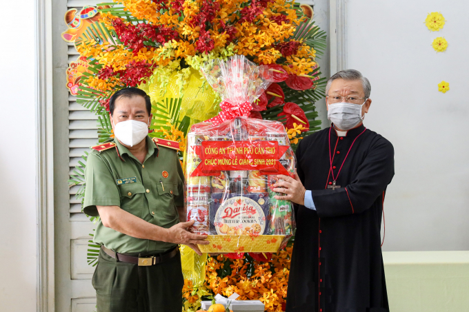 Thiếu tướng Nguyễn Văn Thuận, Giám đốc Công an thành phố Cần Thơ tặng quà cho Tòa Giám mục Cần Thơ.