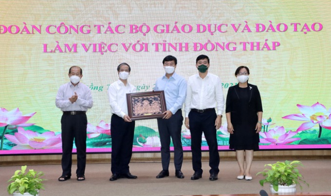Bộ trưởng Bộ Giáo dục và Đào tạo tặng tranh lưu niệm cho tỉnh Đồng Tháp. Ảnh Cổng TTĐT Đồng Tháp.