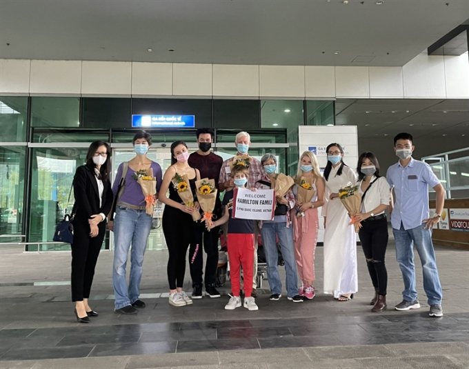 Gia đình Hamilton hạ cánh an toàn xuống sân bay Phú Quốc. Ảnh: Báo Văn hóa.