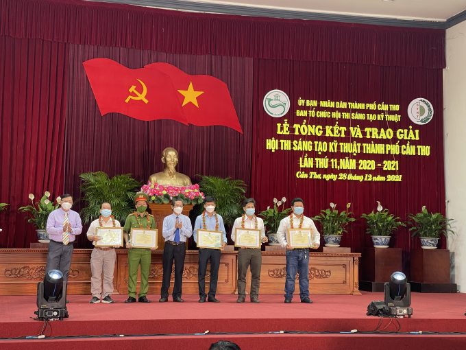 Đại úy Cao Hoài Sơn (Thứ 3 từ trái sang) nhận giải Nhì tại Lễ Tổng kết hội thi cấp thành phố.