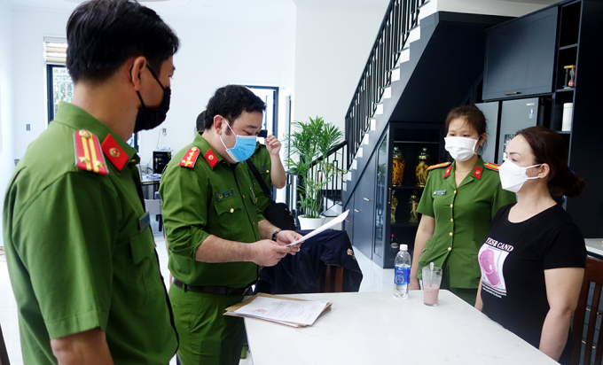 Lực lượng chức năng thi hành Lệnh bắt tạm giam và khám xét nơi ở của bị can Lê Thị Thủy.