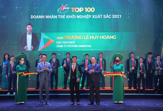 Trương Lê Huy Hoàng nhận danh hiệu Doanh nhân trẻ khởi nghiệp xuất sắc năm 2021 tại Hà Nội.