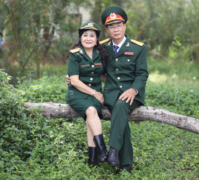 Niềm vui lớn nhất của vợ chồng Đại tá Lê Duy Suốt là các con được học hành đến nơi đến chốn và nối đường binh nghiệp của cha mẹ.