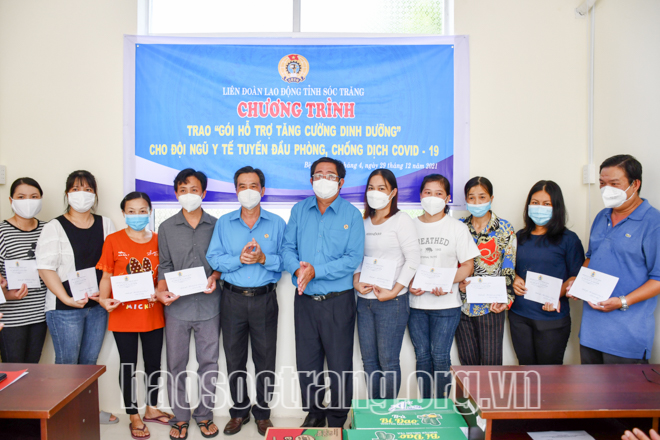 Đồng chí Nguyễn Thanh Sơn - Chủ tịch Liên đoàn Lao động tỉnh Sóc Trăng trao các suất hỗ trợ cho đội ngũ y tế đã bị nhiễm Covid-19 tại Bệnh viện 30-4 (Sóc Trăng). Ảnh: CHÍ BẢO