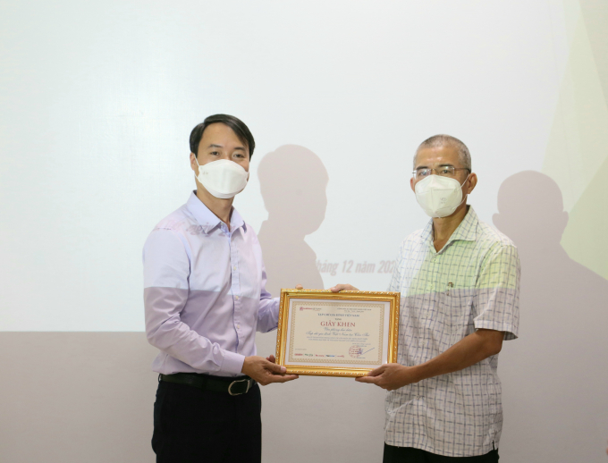 Ông Ngô Xuân Tiến - Phó tổng biên tập Tạp chí GĐVN trao giấy khen cho VPĐD Tạp chí GĐVN tại TP Cần Thơ.