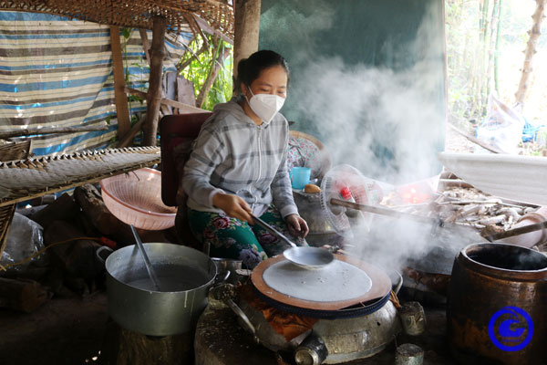 Một hộ dân làm bánh tráng gạo phục vụ Tết. Ảnh: tiengiang.gov