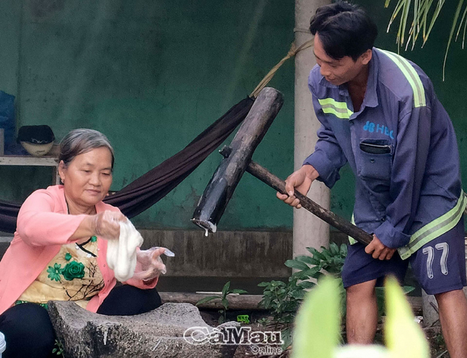 Mỗi sáng, bà Huỳnh Thị Thiêu cùng con trai quết bánh phồng bằng chày cây và cối đá.