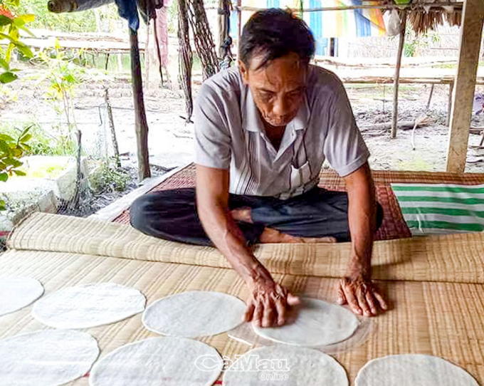 Ông Nguyễn Quốc Việt cùng gia đình duy trì nghề làm bánh phồng trên 30 năm nay.