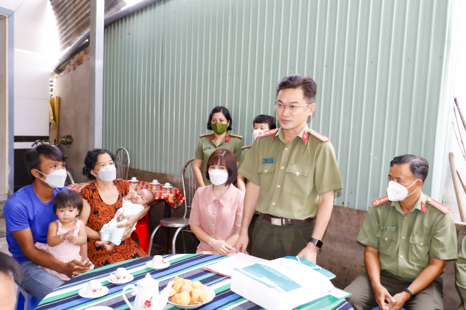 Đại tá Trần Văn Dương, Phó Giám đốc Công an thành phố Cần Thơ phát biểu tại buổi trao tặng quà.