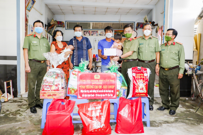 Đại tá Trần Văn Dương, Phó Giám đốc Công an TP. Cần Thơ trao tiền bảo trợ học tập và tặng quà Tết cho gia đình anh Giàu.