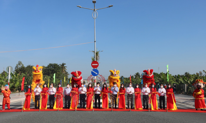 Các lãnh đạo thực hiện nghi thức cắt băng khánh thành Dự án đường Sở Tư pháp kết nối đường Tân Việt Hoà.