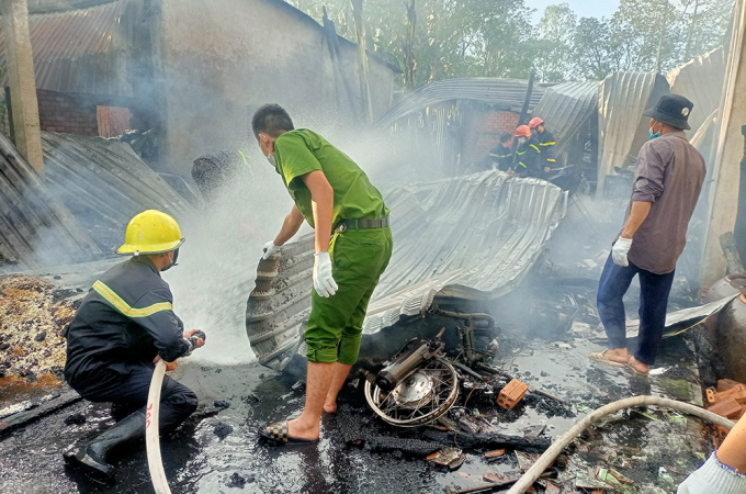 Các lực lượng tham gia dập lửa.