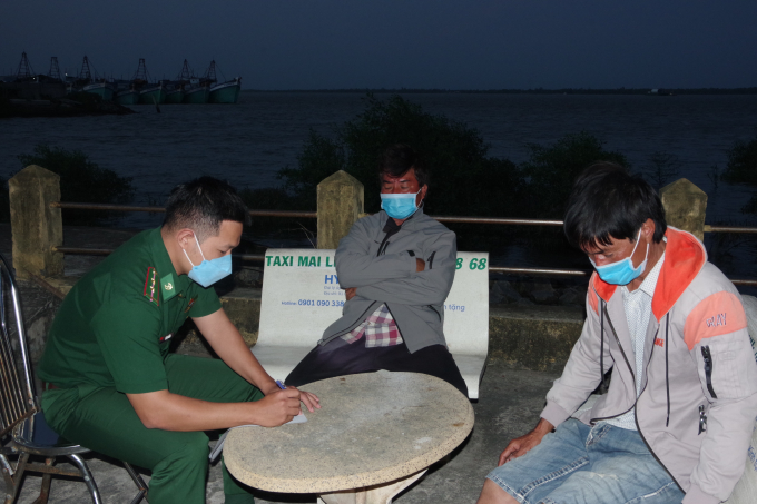 Cán bộ Trạm kiểm soát biên phòng Trần Đề, đồn Biên phòng Trung Bình, BĐBP Sóc Trăng đang làm các thủ tục bàn giao ngư dân gặp nạn cho người nhà.