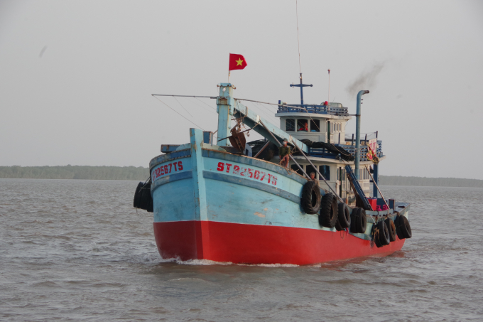 Tàu cá ST 92567 TS của ông Phạm Văn Mẫm đưa 2 ngư dân vào cảng cá Trần Đề để bàn giao cho đồn Biên phòng Trung Bình.