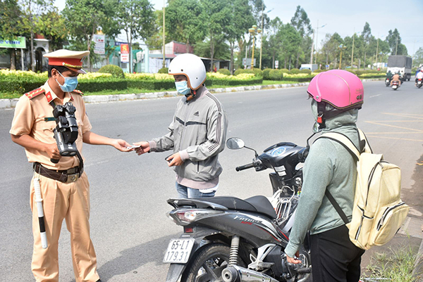 Cảnh sát giao thông - trật tự Công an quận Bình Thủy kiểm tra tốc độ trên đường Võ Văn Kiệt.